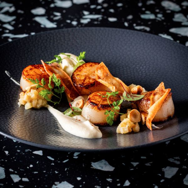Saint-Jacques snackées purée de céleri, poire et noisettes